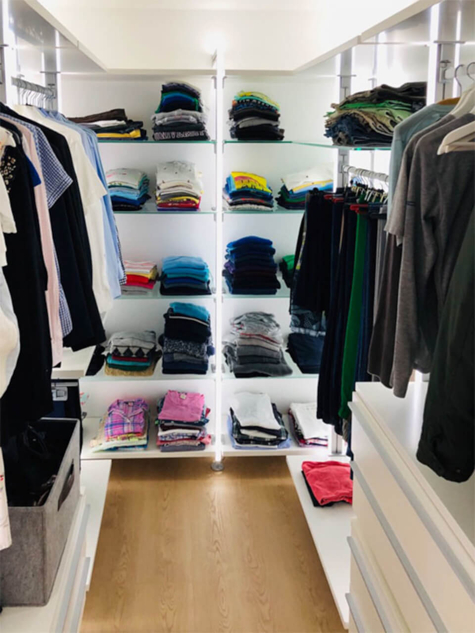 Begehbarer Kleiderschrank mit Glasböden – elegante Stauraumlösung Kundenbeispiel für begehbaren Kleiderschrank mit Glasböden, Holzfußboden und LED-Beleuchtung – perfekt organisiert und modern gestaltet