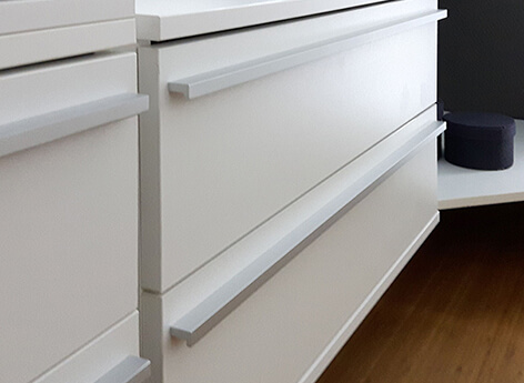 Schubladenschrank Weiß matt aus der Produktlinie SOFT von FRANK Schranksysteme Schubladenschrank mit zwei Schubladen in Weiß matt mit einer schmalen Alu-Griffleiste aus der Produktlinie SOFT von FRANK Schranksysteme
