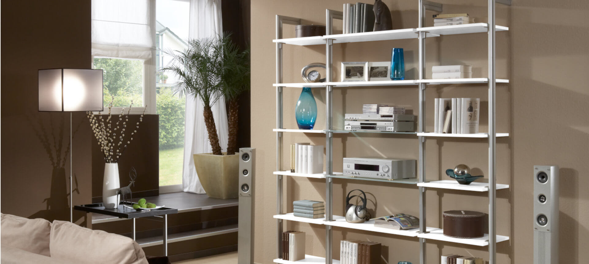 Bücherregal fürs Wohnzimmer - modern, weiß, individuell Maßgefertigtes Bücherregal für Ihr Wohnzimmer, Fachböden individuell angeordnet - ideal für unterschiedlich hohe Bücher
