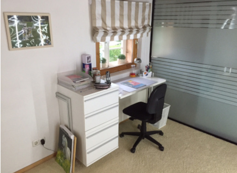 Praktischer Arbeitsplatz im Altbau-Jugendzimmer mit Stil Moderner Arbeitsplatz im Jugendzimmer eines Altbaus – clever integriert mit FRANK Schranksystem