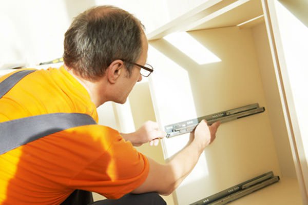 Hier buchen Sie den professionellen Montageservice Buchen Sie den professionellen Montageservice für Ihr neues Schranksystem von FRANK Schranksysteme
