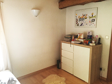 Fachwerk-Jugendzimmer vor Einbau eines Schranksystems Jugendzimmer im Fachwerkhaus mit Kommode vor der Umgestaltung.