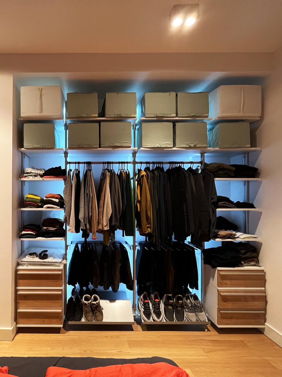 Kundenfoto begehbares Schranksystem mit LED-Beleuchtung Kundenfoto begehbares Schranksystem mit LED-Beleuchtung, Kleiderstangen, Regalböden und Schubladen – moderne Stauraumlösung im Schlafzimmer