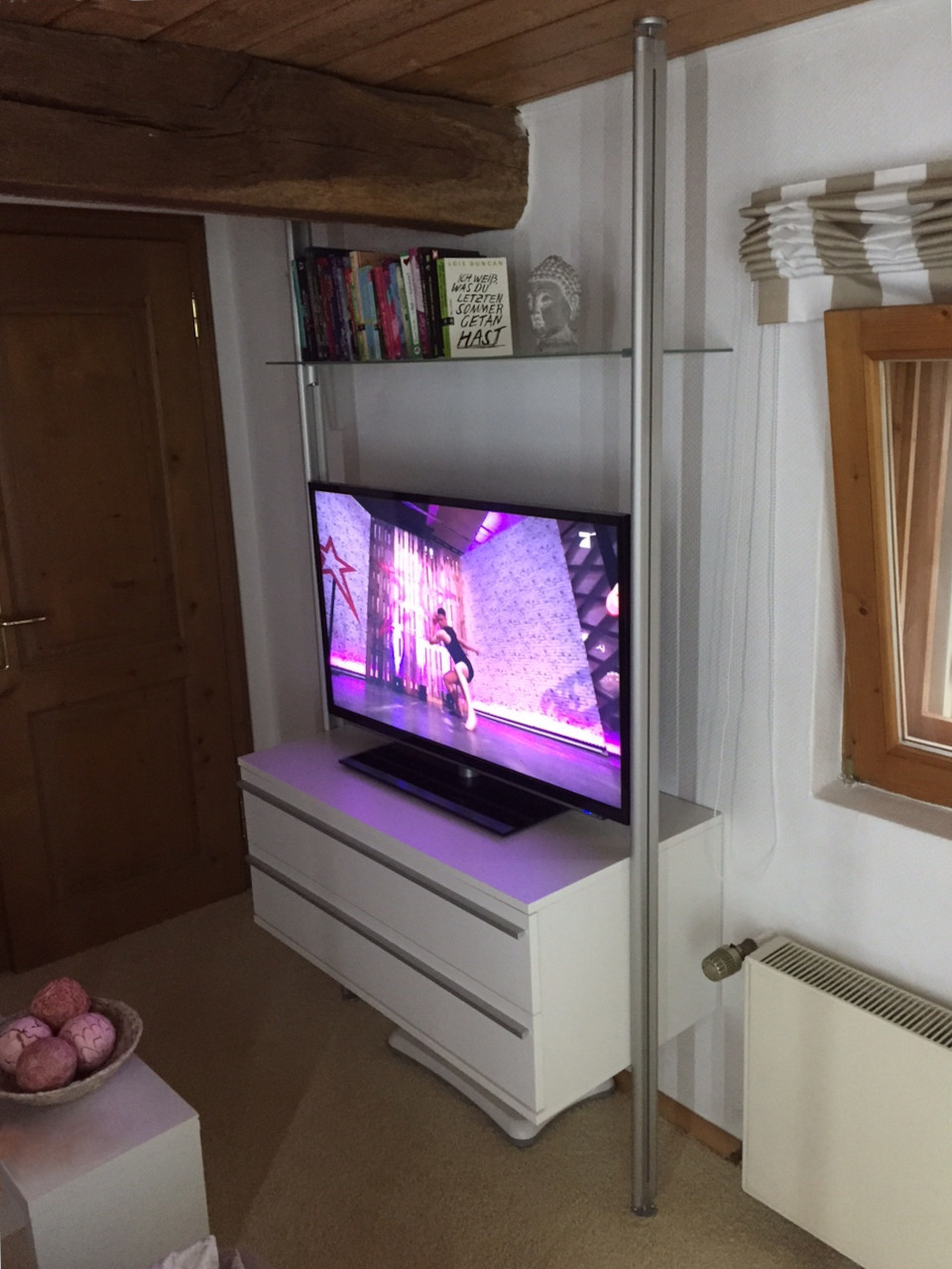 TV-Wand im Jugendzimmer – stilvoll integriert im Altbau TV-Wand mit FRANK Schranksystem im Jugendzimmer eines Altbaus – elegante Lösung unter alten Holzbalken