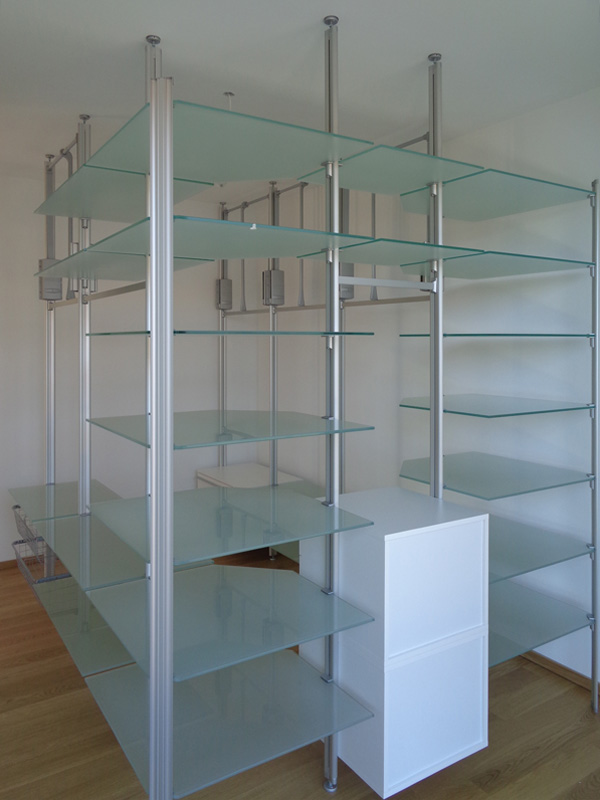 Offenes Schranksystem als Raumlösung im Loft Loft mit transparentem Schranksystem aus Glasböden und Trägern aus Aluminium