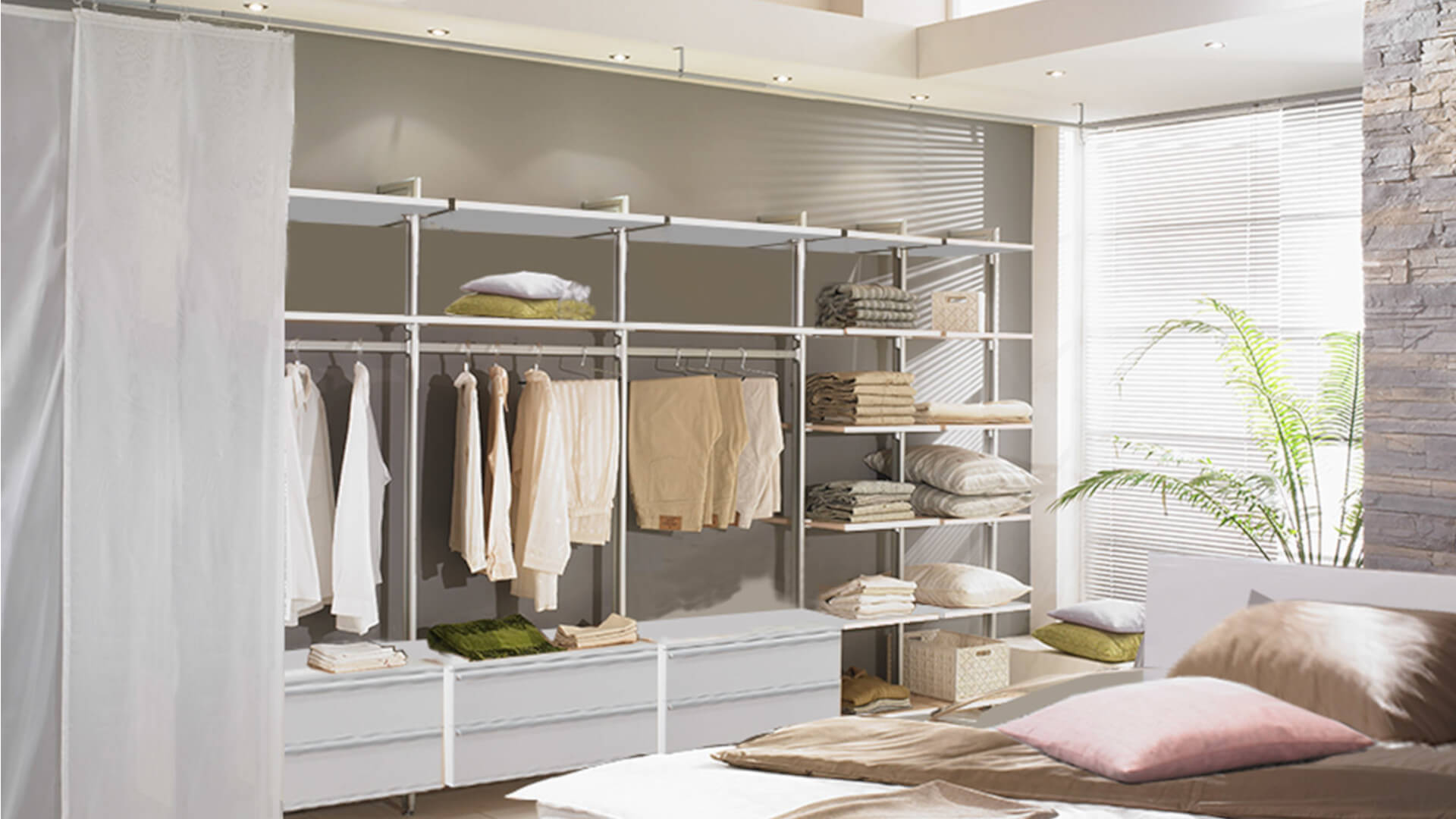 Offener Kleiderschrank im Schlafzimmer, modern - von FRANK Schranksysteme Offener Kleiderschrank mit Regalen, Hängesystem und Schubladen im modernen Schlafzimmer – lichtdurchflutetes Design von FRANK Schranksysteme