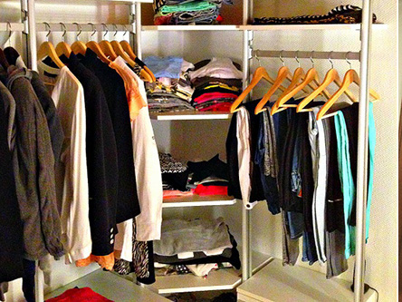 Offenes Schranksystem im Bauernhaus mit viel Stauraum Offener Kleiderschrank im Bauernhaus – individuell angepasstes Schranksystem von FRANK Schranksysteme