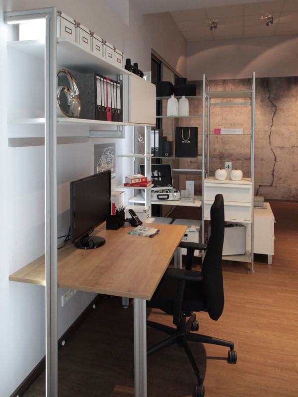 Arbeitsplatztrennung mit Schranksystem im Home Office Schranksystem als Raumteiler im Home Office mit Regalen, Schreibtisch und Stauraum