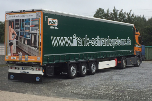 Avisierung und Anlieferung per Spedition LKW mit frank-schranksysteme.de Schriftzug – Hinweis auf Anlieferung und Speditionsavisierung