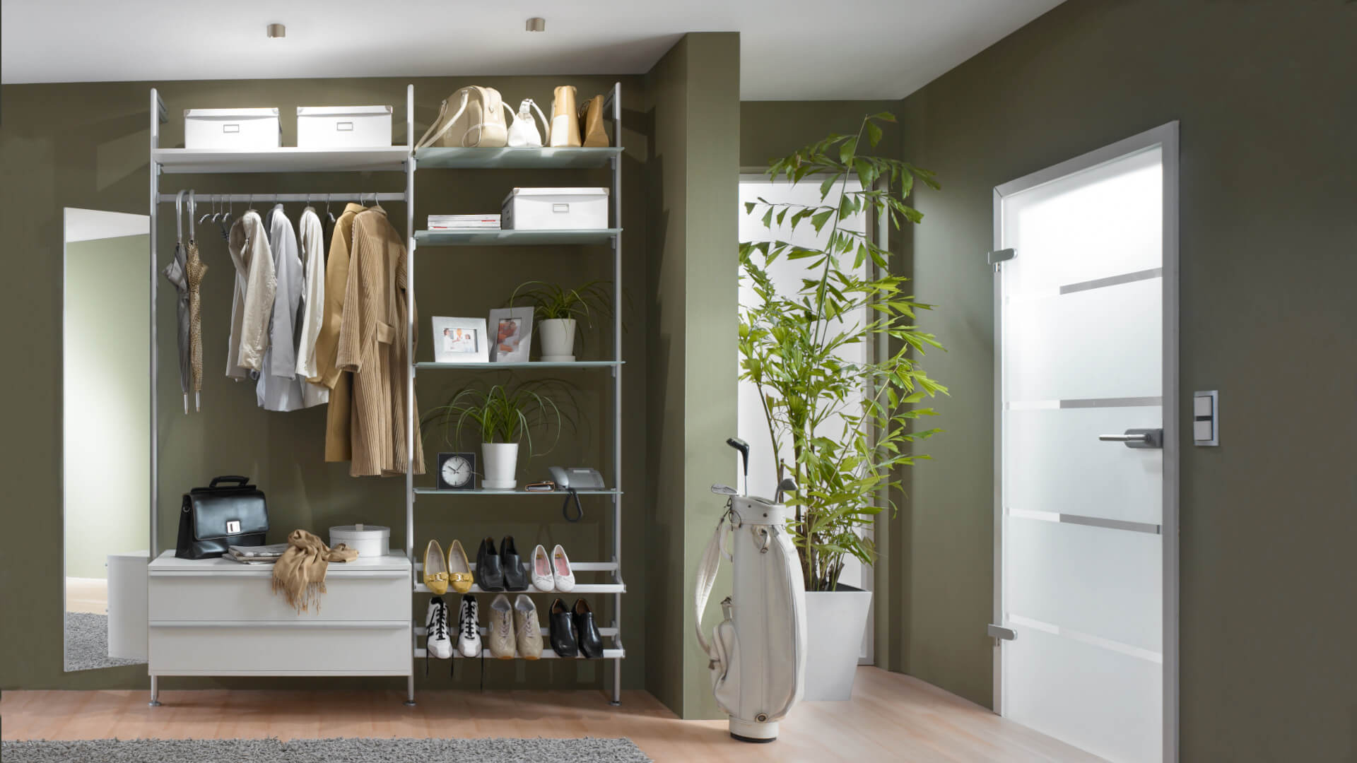 Modernes Schranksystem für kleine Räume mit offener Garderobe, Regalen und Schuhablage - smart & kompakt