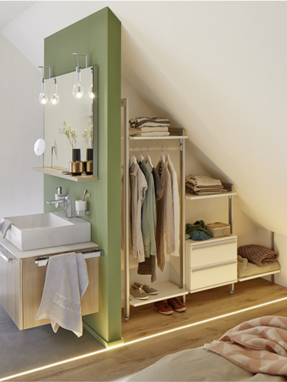 Platzsparendes offenes Schranksystem unter Dachschräge im Schlafzimmer Offenes Schranksystem unter Dachschräge mit Kleiderstange und Regalen – clevere Stauraumlösung im modernen Schlafzimmer mit Badanbindung