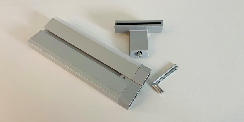 Muster von FRANK Schranksysteme Muster von FRANK Schranksysteme, Profil und Bodenhalter der Produktlinie PREMIUM