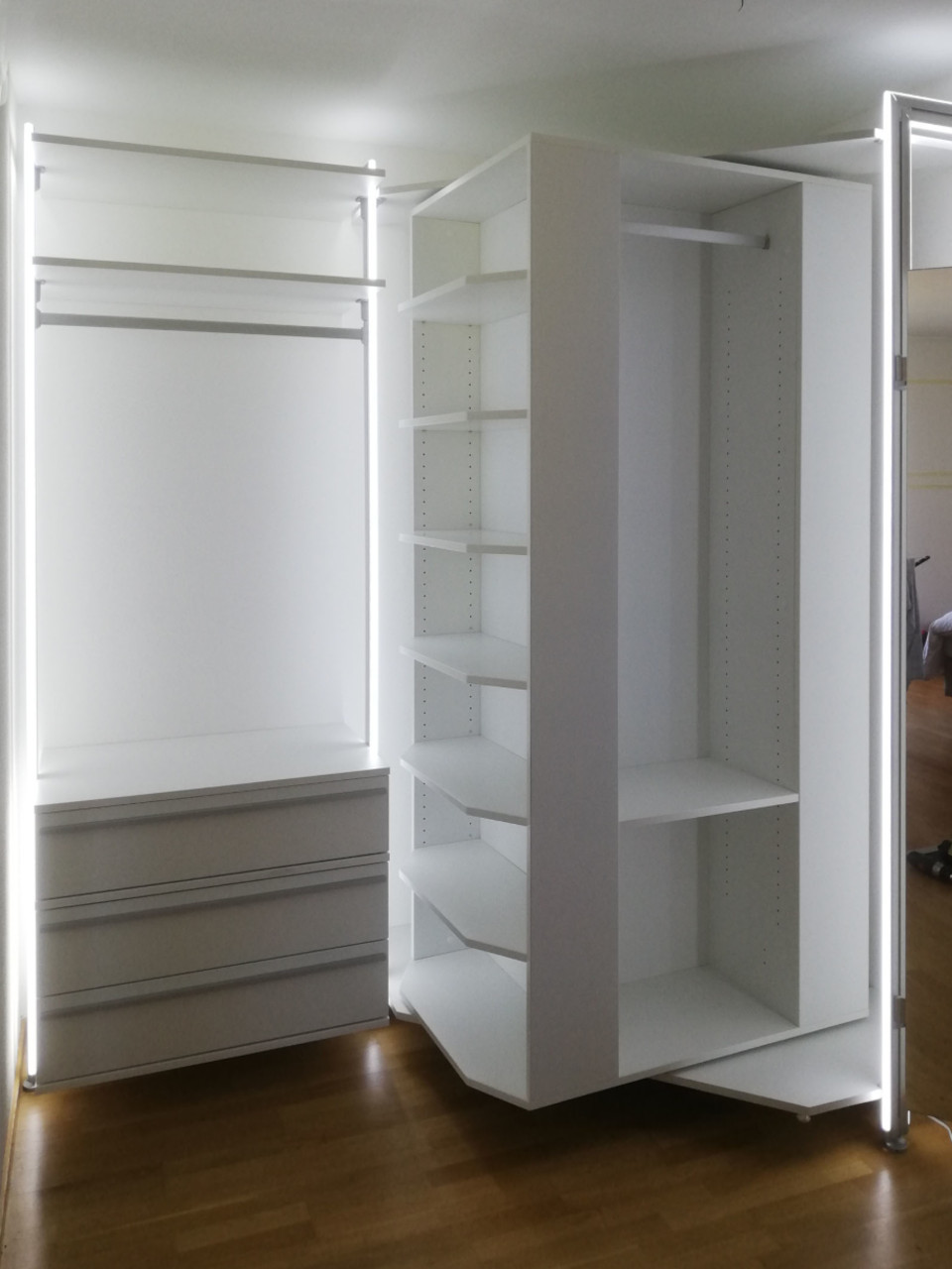 Eckkleiderschrank mit innovativem 360 Grad Rondell – platzsparendes Schranksystem Weißer begehbarer Kleiderschrank mit drehbarem 360° Eckrondell für flexible Stauraumnutzung von FRANK Schranksysteme