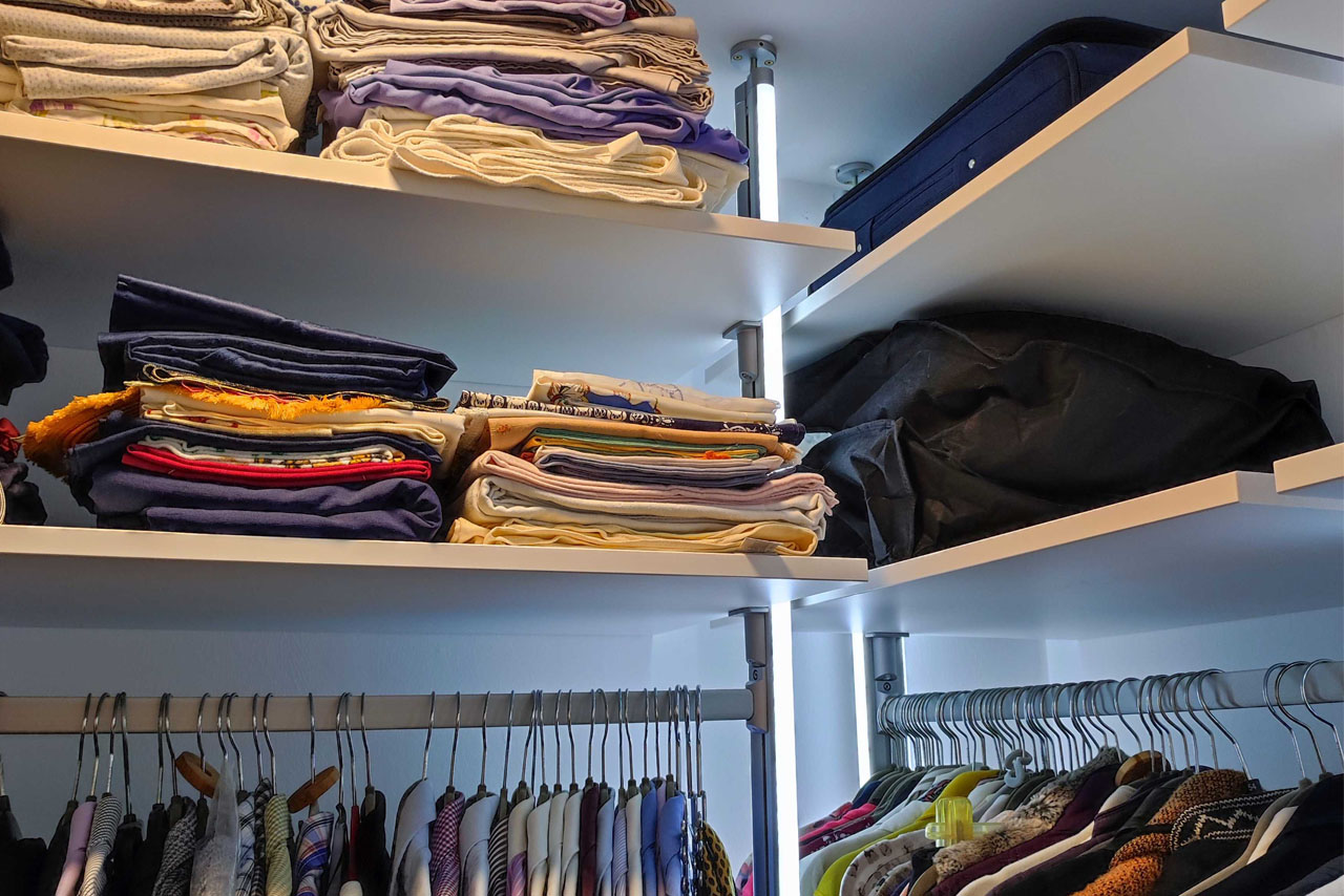 Kundenprojekt: Stauraumwunder im kleinen Raum – FRANK Schranksystem als begehbarer Kleiderschrank Begehbarer Kleiderschrank von FRANK Schranksysteme im kleinen Raum – Stauraumwunder bis unter die Decke, Kundenfoto von Jonas T. aus Quedlinburg