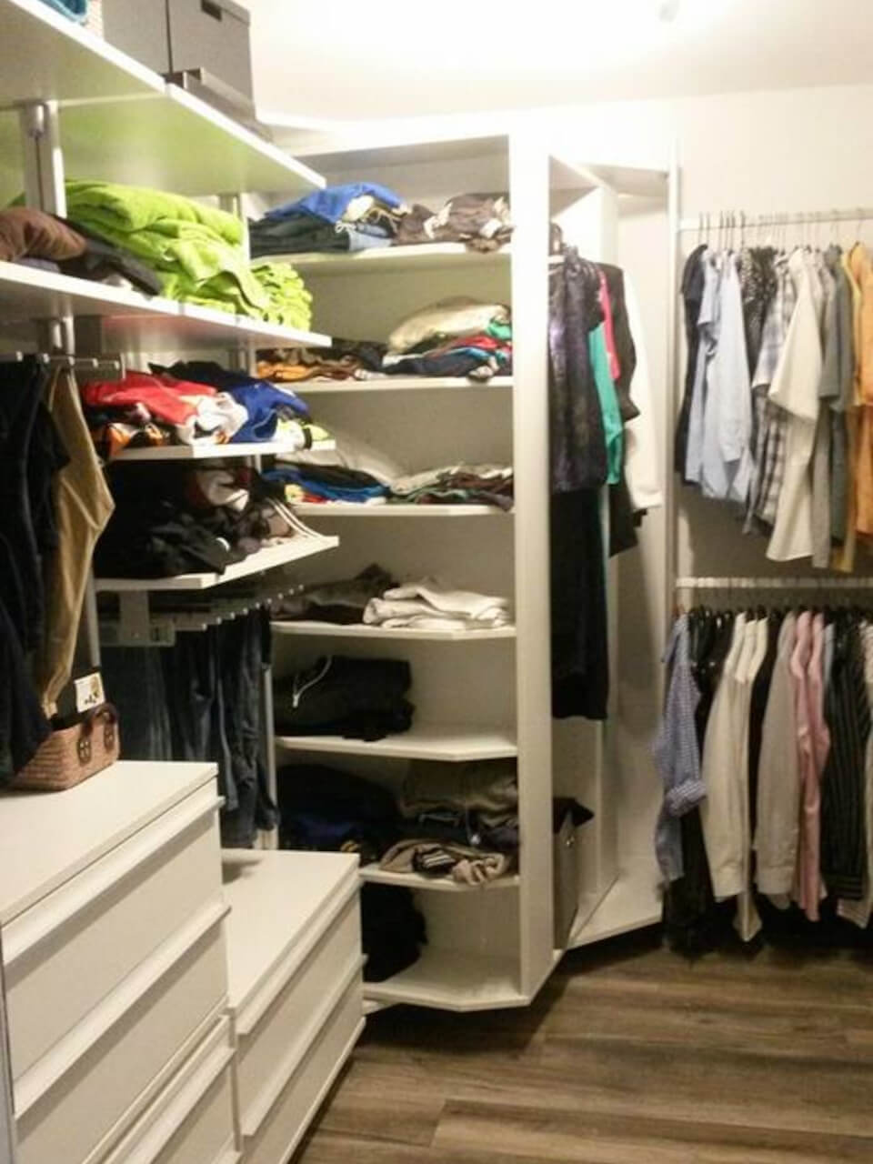 Schranksystem mit 360° Eckrondell mit offener Regalnutzung Kundenbeispiel eines Schranksystems mit 360° Eckrondell – mit Regalböden, Schubladen und Hängeelementen