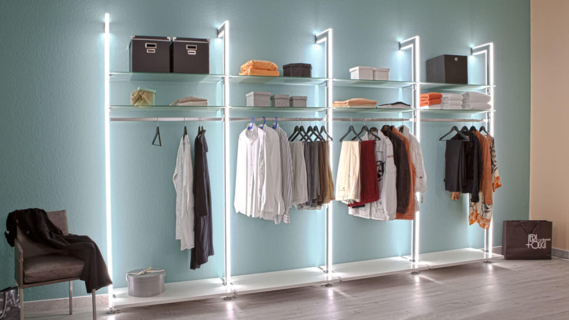 Stilvolle LED Beleuchtung Kleiderschrank – moderne Innenraumlösung mit integrierten Lichtleisten Offenes Schranksystem mit LED Beleuchtung Kleiderschrank – elegante, energiesparende Lichtlösung für moderne Ankleidezimmer