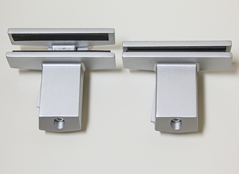 Bodenhalter Set Produktlinie PREMIUM von FRANK Schranksysteme 1 Set Bodenhalter verstellbar in silber matt zum Klemmen von Holz- und Glasböden am Trägerprofil der Produktlinie Premium von FRANK Schranksysteme