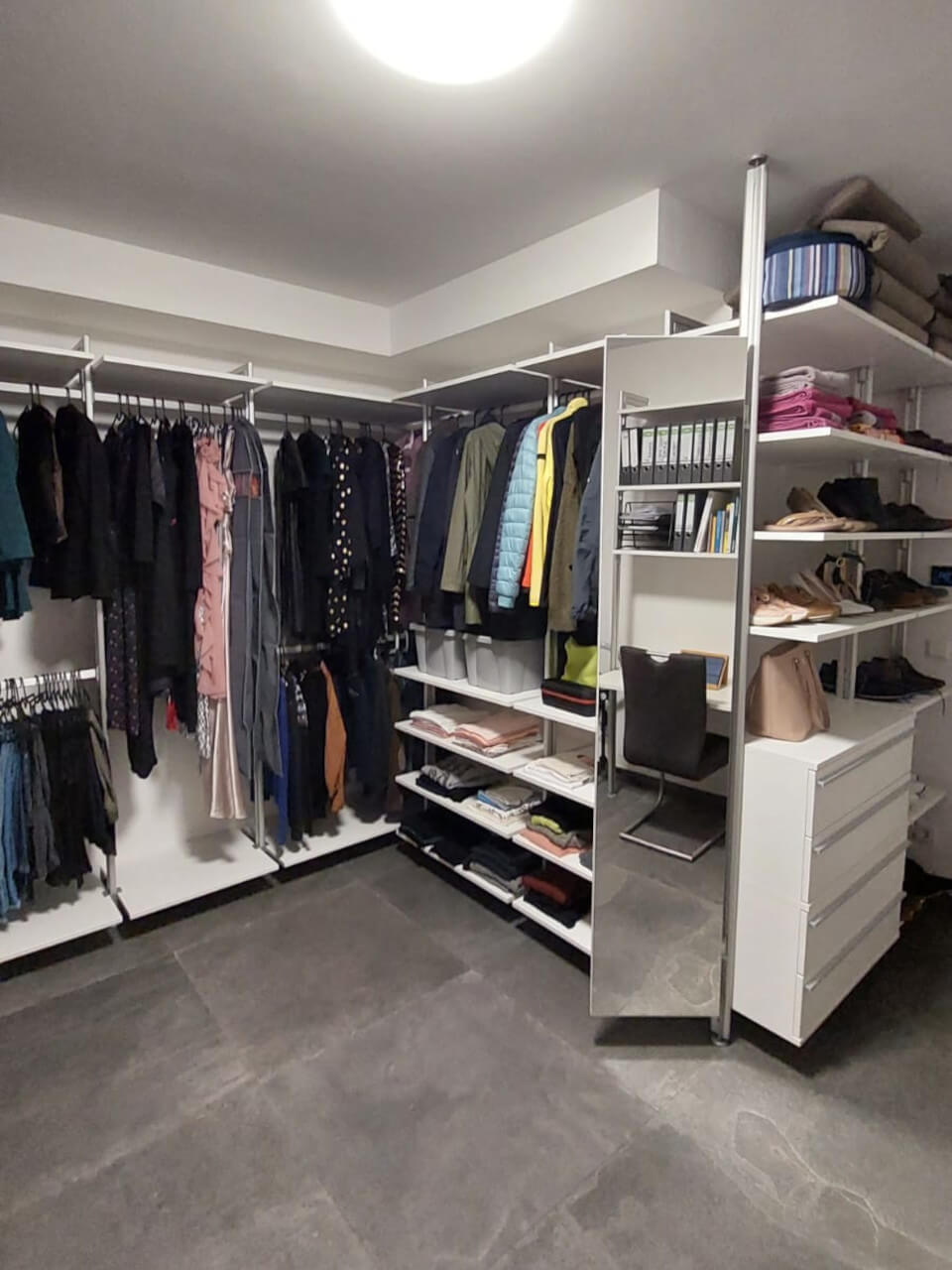 Begehbarer Kleiderschrank mit integriertem Home-Office Bereich Kundenplanung begehbarer Kleiderschrank mit Hängesystem, Regalen, Schubladen und Schreibtisch – multifunktionaler Raum