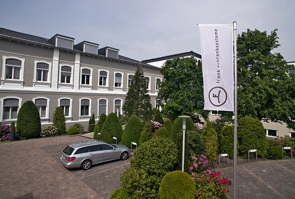 Hier sind wir zu Hause! Foto mit dem Gebäude vom Firemnsitz von FRANK Schranksysteme in Bad Salzuflen