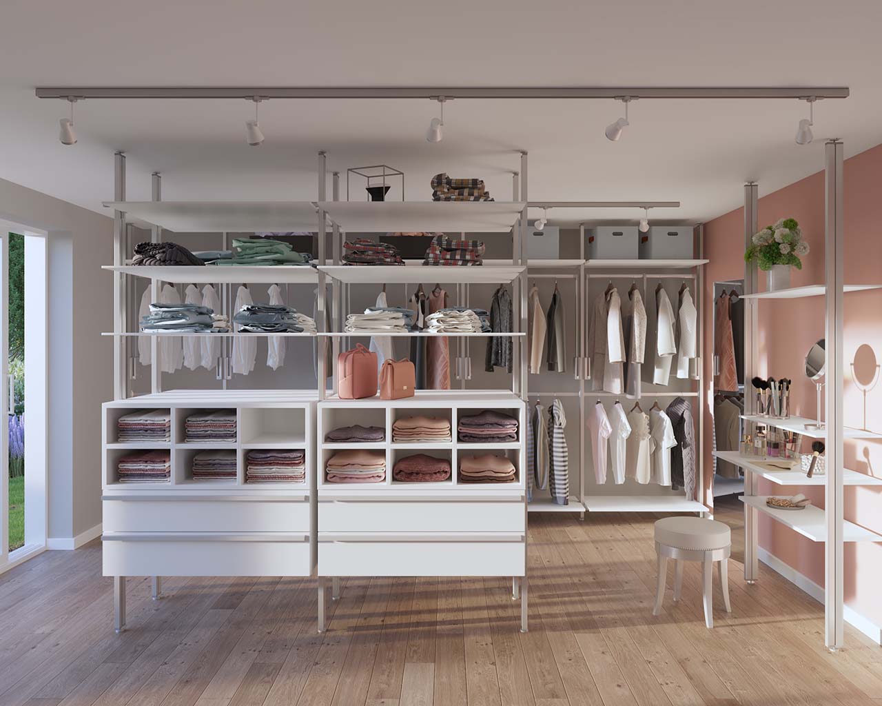 Begehbarer Kleiderschrank ATHEN Geräumiger begehbarer Kleiderschrank ATHEN inkl. Schminktisch mit Schubladen, Regalen und vielen Kleiderstangen, gefüllt mit verschiedenen Kleidungsstücken. Profile Silber, Böden und Schränke Weiß