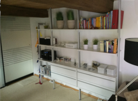Bücherregal im Jugendzimmer – Stauraumlösung für Altbau Offenes Schranksystem als Bücherregal im Jugendzimmer eines Altbaus – optimal unter Dachbalken eingebaut