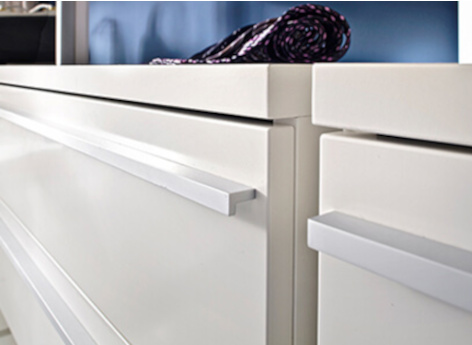 Schubladenschrank Weiß seidenmatt aus der Produktlinie PREMIUM von FRANK Schranksysteme Schubladenschrank mit zwei Schubladen in Weiß seidenmatt mit einer schmalen Alu-Griffleiste aus der Produktlinie PREMIUM von FRANK Schranksysteme