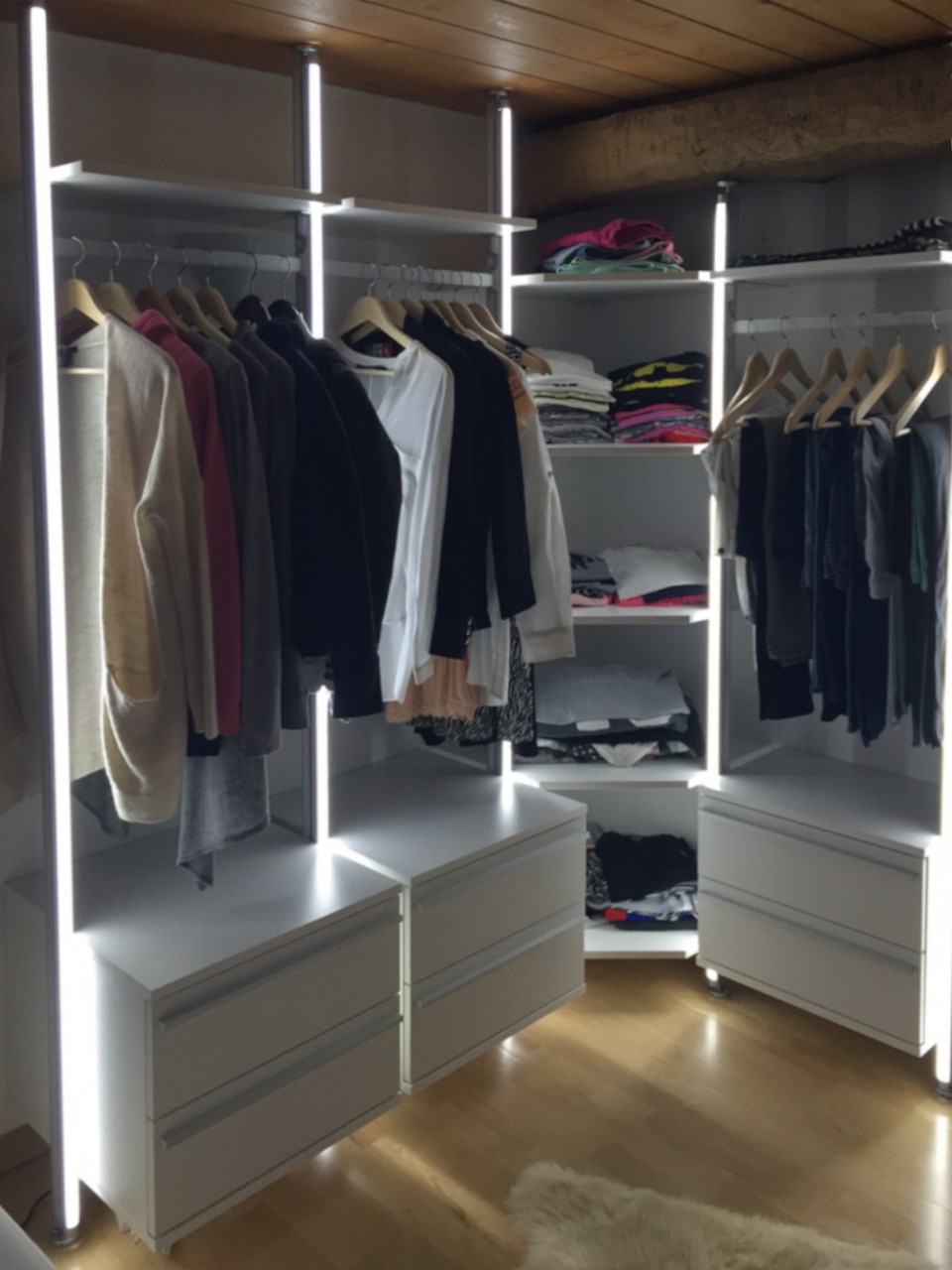 Beleuchteter Kleiderschrank im Altbau – modern & funktional Beleuchteter Kleiderschrank im Altbau – modernes Schranksystem mit LED für perfekte Übersicht und Stil