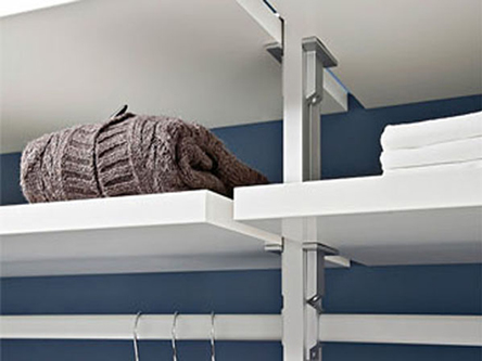 Stabile Holzböden für Schranksysteme von FRANK Schranksysteme Hochwertige Holzböden für Schranksysteme für jeden Raum – tragfähig, stilvoll und perfekt angepasst.